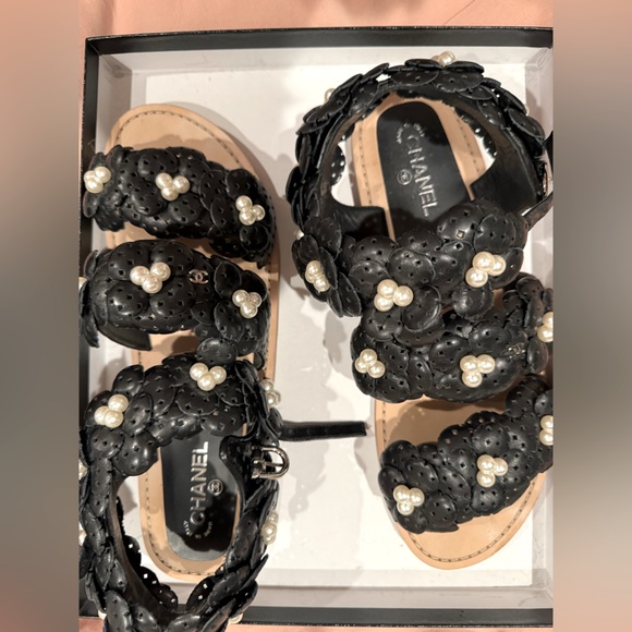 CHANEL leather sandals- Size 40.5 (runs small) 100% authentic - Picture 2 of 5